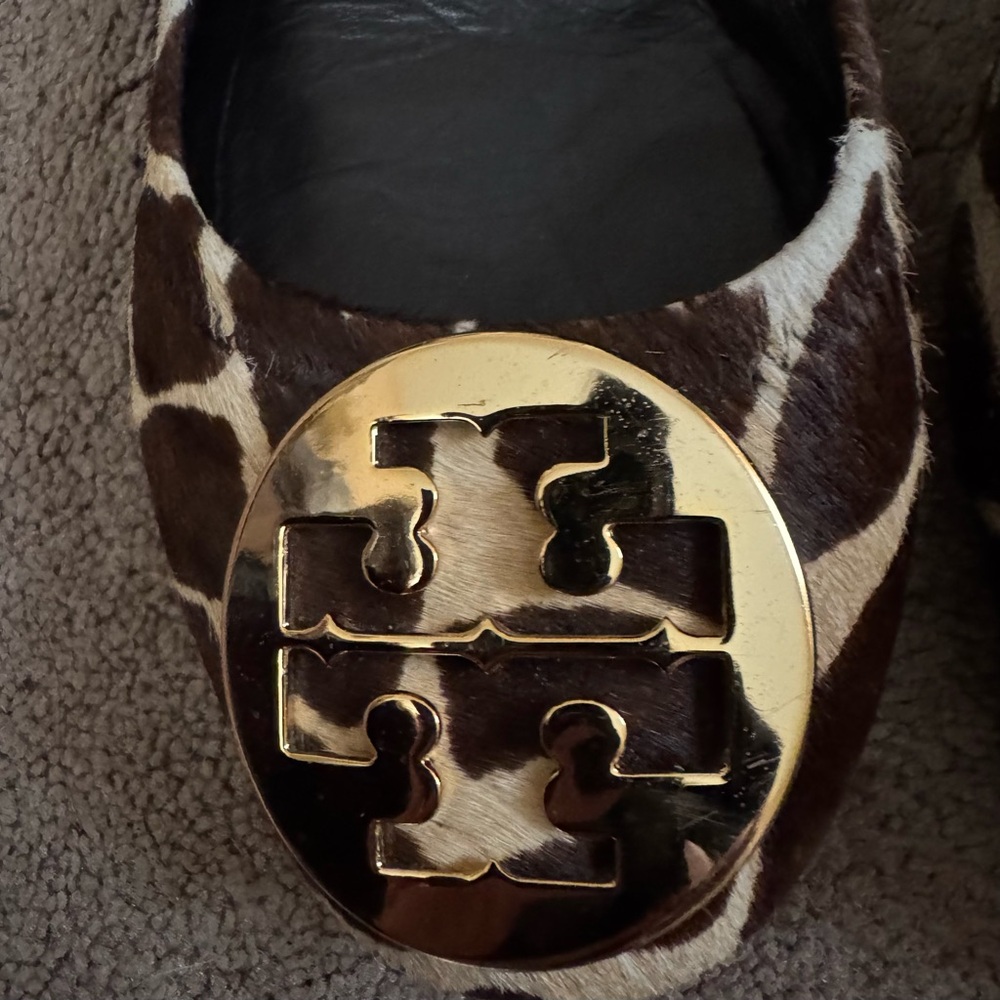 Tory Burch Brown and Cream Giraffe-Print Leather Ballet Flats with Gold Logo - Picture 3 of 6